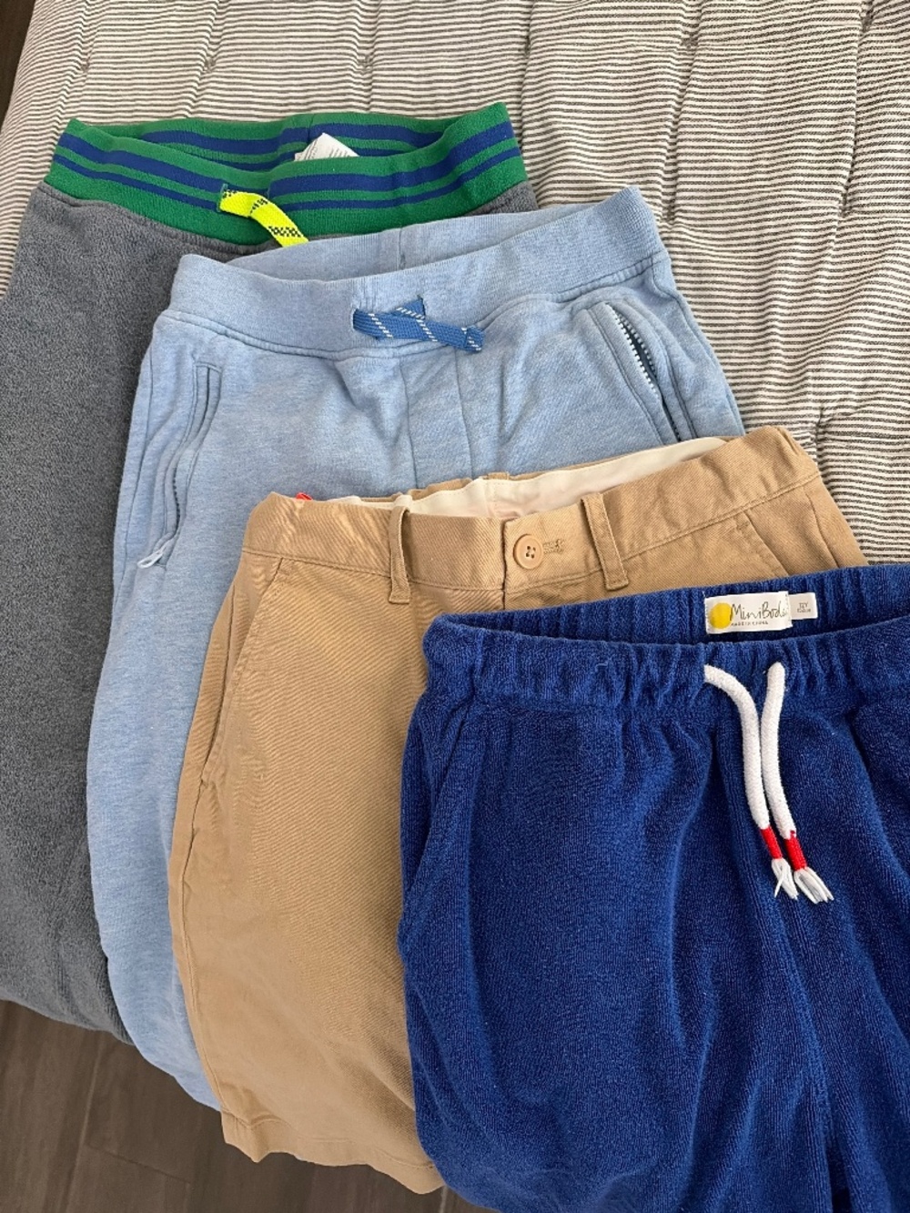 Set of 2 pants and 2 shorts